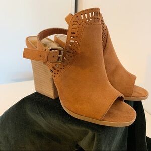 Carlos Santana Women’s Suede Trinity Shoe Size 5